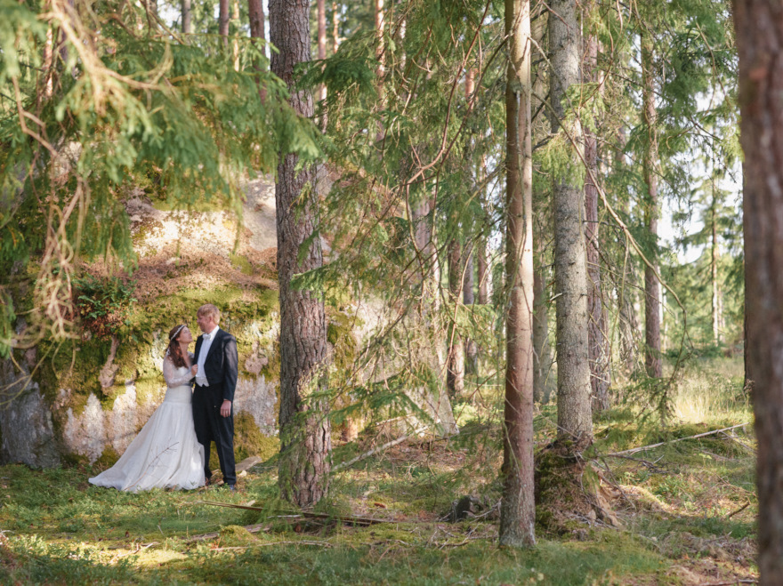 Iris & Stefan - Det tog Iris två sekunder att inse att en dag skulle hon gifta sig med Stefan. Sex år senare stod de i kyrkan och sa ja till varandra.
Stort tack för att jag fick vara en del av er fantastiska dag. Stort tack även till era respektive familjer som fick mig känna att jag var den del av det hela. 
Iris och Stefan gifte sig i Gårdsby kyrka utanför Växjö den sjätte juli 2013. Det var Hårdesign i Växjö som stod för hår och smink. Bröllopsfesten och middagen hölls på Villa Vik. Bröllopstårtan kom ifrån Toftastrand Konditori. På festen var det The Darlings som spelade.
 Hårdesign
Villa Vik & Toftastrand
The Darlings
 Brudparets egna ord om dagen
